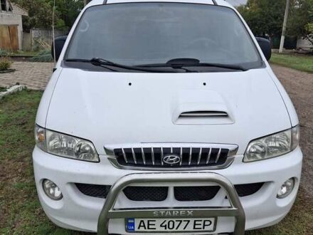 Белый Хендай H-1, объемом двигателя 2.5 л и пробегом 348 тыс. км за 4900 $, фото 1 на Automoto.ua