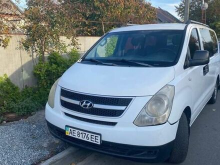 Белый Хендай H-1, объемом двигателя 2.48 л и пробегом 358 тыс. км за 5500 $, фото 1 на Automoto.ua