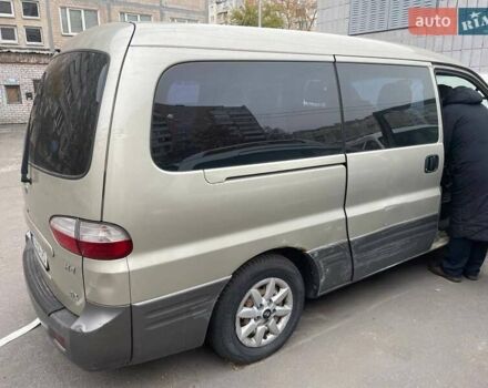 Бежевый Хендай H-1, объемом двигателя 2.48 л и пробегом 260 тыс. км за 4700 $, фото 2 на Automoto.ua
