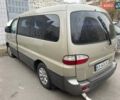 Бежевый Хендай H-1, объемом двигателя 2.48 л и пробегом 260 тыс. км за 4700 $, фото 3 на Automoto.ua