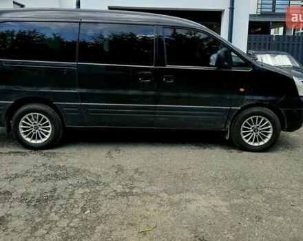 Черный Хендай H-1, объемом двигателя 2.4 л и пробегом 255 тыс. км за 8200 $, фото 1 на Automoto.ua