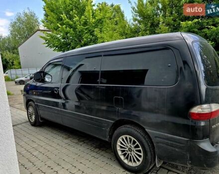 Черный Хендай H-1, объемом двигателя 2.4 л и пробегом 255 тыс. км за 8200 $, фото 6 на Automoto.ua