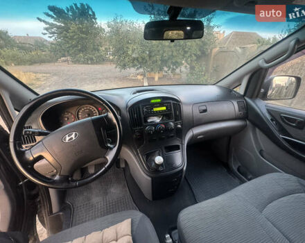 Черный Хендай H-1, объемом двигателя 2.5 л и пробегом 300 тыс. км за 8400 $, фото 10 на Automoto.ua