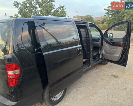 Черный Хендай H-1, объемом двигателя 2.5 л и пробегом 300 тыс. км за 8400 $, фото 16 на Automoto.ua