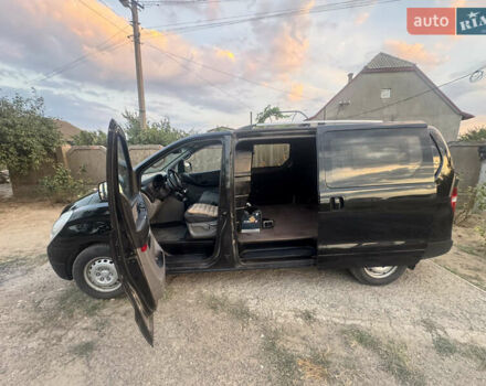 Черный Хендай H-1, объемом двигателя 2.5 л и пробегом 300 тыс. км за 8400 $, фото 14 на Automoto.ua