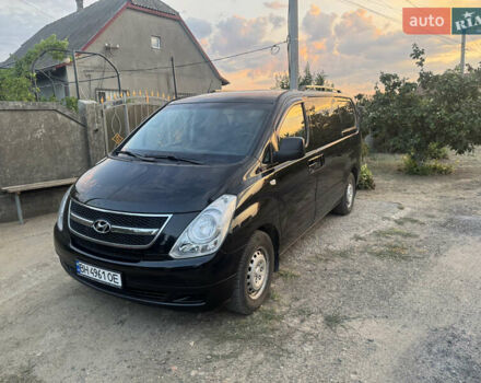 Черный Хендай H-1, объемом двигателя 2.5 л и пробегом 300 тыс. км за 8400 $, фото 2 на Automoto.ua