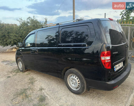 Черный Хендай H-1, объемом двигателя 2.5 л и пробегом 300 тыс. км за 8400 $, фото 1 на Automoto.ua