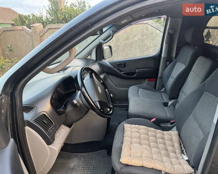 Черный Хендай H-1, объемом двигателя 2.5 л и пробегом 300 тыс. км за 8400 $, фото 12 на Automoto.ua