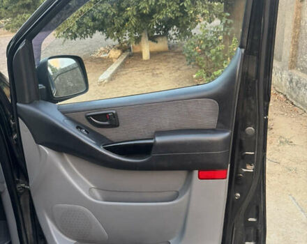 Черный Хендай H-1, объемом двигателя 2.5 л и пробегом 300 тыс. км за 8400 $, фото 18 на Automoto.ua