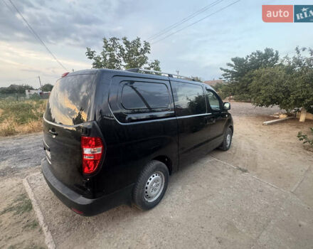 Черный Хендай H-1, объемом двигателя 2.5 л и пробегом 300 тыс. км за 8400 $, фото 4 на Automoto.ua