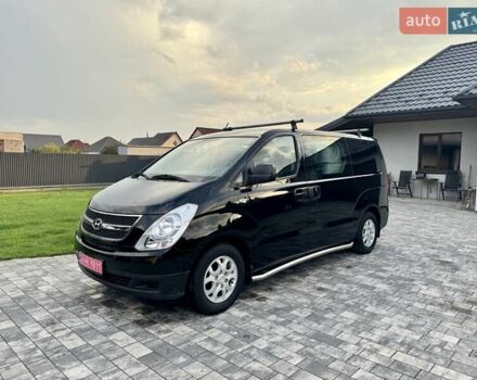 Черный Хендай H-1, объемом двигателя 2.5 л и пробегом 239 тыс. км за 12700 $, фото 1 на Automoto.ua