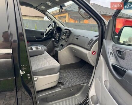 Черный Хендай H-1, объемом двигателя 2.5 л и пробегом 239 тыс. км за 12700 $, фото 30 на Automoto.ua