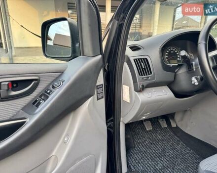 Черный Хендай H-1, объемом двигателя 2.5 л и пробегом 239 тыс. км за 12700 $, фото 15 на Automoto.ua
