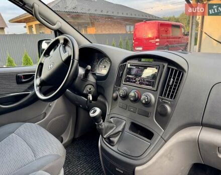 Черный Хендай H-1, объемом двигателя 2.5 л и пробегом 239 тыс. км за 12700 $, фото 32 на Automoto.ua