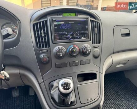 Черный Хендай H-1, объемом двигателя 2.5 л и пробегом 239 тыс. км за 12700 $, фото 20 на Automoto.ua