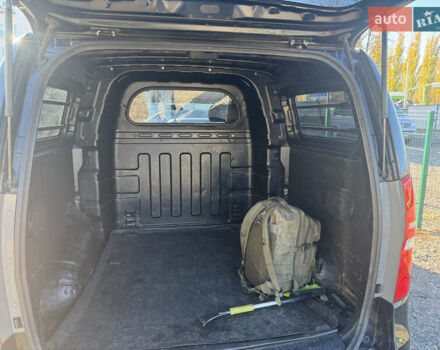 Черный Хендай H-1, объемом двигателя 2.5 л и пробегом 295 тыс. км за 15500 $, фото 4 на Automoto.ua