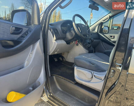 Черный Хендай H-1, объемом двигателя 2.5 л и пробегом 295 тыс. км за 15500 $, фото 12 на Automoto.ua