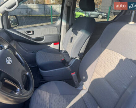 Черный Хендай H-1, объемом двигателя 2.5 л и пробегом 295 тыс. км за 15500 $, фото 8 на Automoto.ua