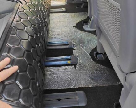 Чорний Хендай H-1, об'ємом двигуна 2.5 л та пробігом 59 тис. км за 16900 $, фото 15 на Automoto.ua