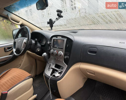 Черный Хендай H-1, объемом двигателя 2.5 л и пробегом 240 тыс. км за 16800 $, фото 3 на Automoto.ua