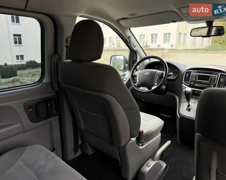 Черный Хендай H-1, объемом двигателя 2.5 л и пробегом 239 тыс. км за 17599 $, фото 112 на Automoto.ua