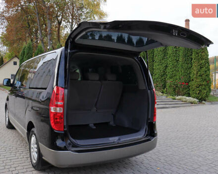 Черный Хендай H-1, объемом двигателя 2.5 л и пробегом 239 тыс. км за 17599 $, фото 3 на Automoto.ua