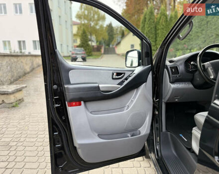 Черный Хендай H-1, объемом двигателя 2.5 л и пробегом 238 тыс. км за 17999 $, фото 69 на Automoto.ua