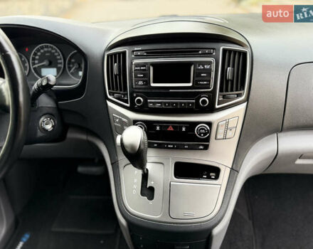 Черный Хендай H-1, объемом двигателя 2.5 л и пробегом 239 тыс. км за 17599 $, фото 96 на Automoto.ua