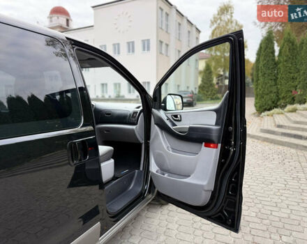 Черный Хендай H-1, объемом двигателя 2.5 л и пробегом 238 тыс. км за 17999 $, фото 81 на Automoto.ua