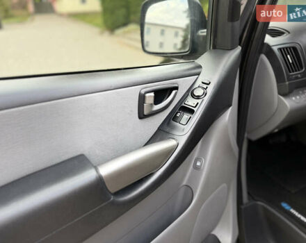 Черный Хендай H-1, объемом двигателя 2.5 л и пробегом 239 тыс. км за 17599 $, фото 74 на Automoto.ua