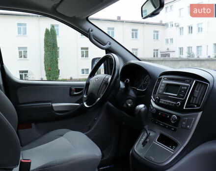 Черный Хендай H-1, объемом двигателя 2.5 л и пробегом 239 тыс. км за 17599 $, фото 124 на Automoto.ua