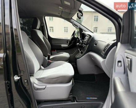 Черный Хендай H-1, объемом двигателя 2.5 л и пробегом 238 тыс. км за 17999 $, фото 84 на Automoto.ua