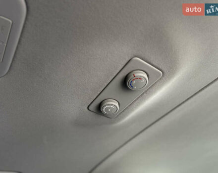 Черный Хендай H-1, объемом двигателя 2.5 л и пробегом 239 тыс. км за 17599 $, фото 99 на Automoto.ua