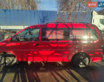 Красный Хендай H-1, объемом двигателя 2.48 л и пробегом 332 тыс. км за 4000 $, фото 1 на Automoto.ua