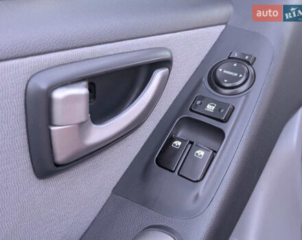 Красный Хендай H-1, объемом двигателя 2.5 л и пробегом 292 тыс. км за 14000 $, фото 21 на Automoto.ua