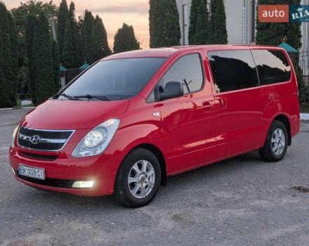 Красный Хендай H-1, объемом двигателя 2.5 л и пробегом 292 тыс. км за 14000 $, фото 4 на Automoto.ua