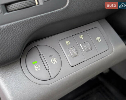 Красный Хендай H-1, объемом двигателя 2.5 л и пробегом 292 тыс. км за 14000 $, фото 16 на Automoto.ua