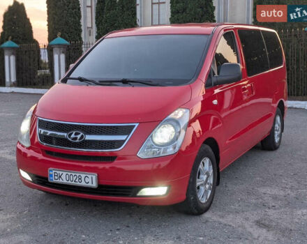 Красный Хендай H-1, объемом двигателя 2.5 л и пробегом 292 тыс. км за 14000 $, фото 3 на Automoto.ua