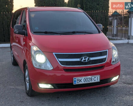 Красный Хендай H-1, объемом двигателя 2.5 л и пробегом 292 тыс. км за 14000 $, фото 2 на Automoto.ua