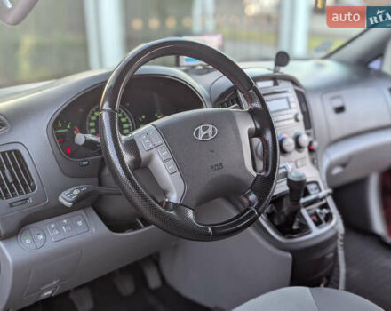 Красный Хендай H-1, объемом двигателя 2.5 л и пробегом 292 тыс. км за 14000 $, фото 15 на Automoto.ua