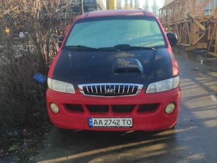 Красный Хендай H-1, объемом двигателя 2.48 л и пробегом 332 тыс. км за 4000 $, фото 1 на Automoto.ua