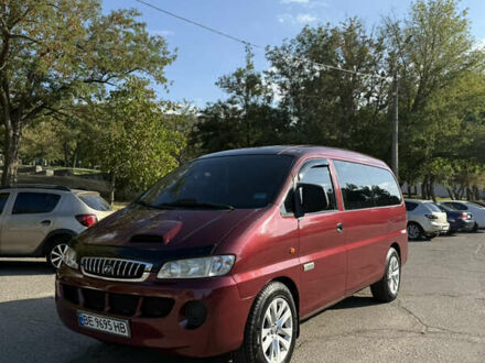 Красный Хендай H-1, объемом двигателя 2.5 л и пробегом 330 тыс. км за 7800 $, фото 1 на Automoto.ua