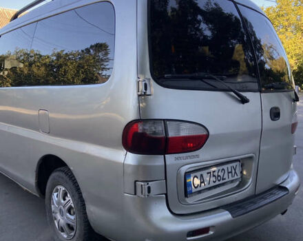 Сірий Хендай H-1, об'ємом двигуна 2.5 л та пробігом 398 тис. км за 4200 $, фото 4 на Automoto.ua