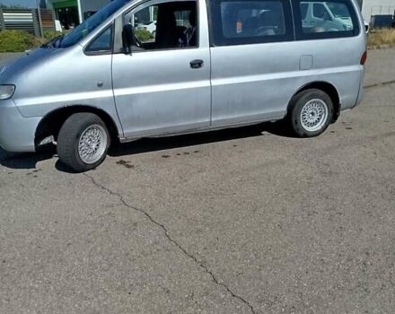 Серый Хендай H-1, объемом двигателя 2.5 л и пробегом 300 тыс. км за 3000 $, фото 10 на Automoto.ua