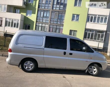 Серый Хендай H-1, объемом двигателя 2.5 л и пробегом 300 тыс. км за 3200 $, фото 4 на Automoto.ua