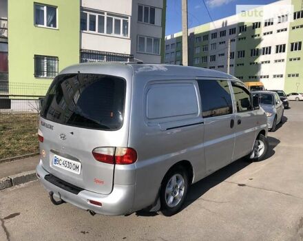 Серый Хендай H-1, объемом двигателя 2.5 л и пробегом 300 тыс. км за 3200 $, фото 7 на Automoto.ua