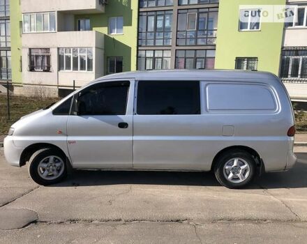 Серый Хендай H-1, объемом двигателя 2.5 л и пробегом 300 тыс. км за 3200 $, фото 3 на Automoto.ua