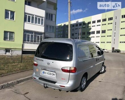 Серый Хендай H-1, объемом двигателя 2.5 л и пробегом 300 тыс. км за 3200 $, фото 6 на Automoto.ua