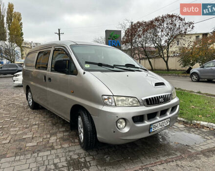 Серый Хендай H-1, объемом двигателя 2.5 л и пробегом 192 тыс. км за 5350 $, фото 5 на Automoto.ua