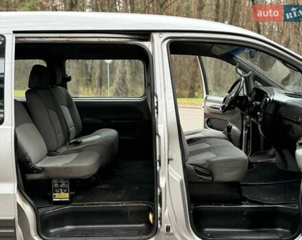 Сірий Хендай H-1, об'ємом двигуна 2.35 л та пробігом 175 тис. км за 4999 $, фото 55 на Automoto.ua